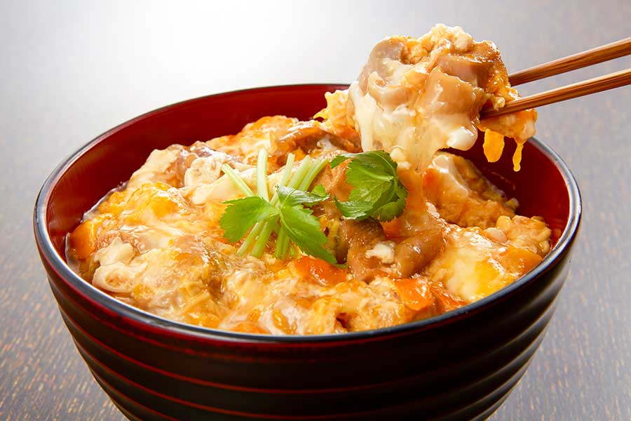ふわふわ卵がのった親子丼（写真はイメージ）【写真：写真AC】
