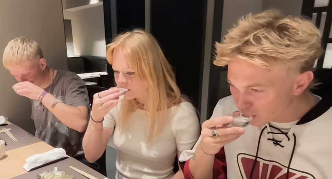 初めて本場の日本酒を飲む3人【出典：YouTube「日本食冒険記Tokyo Food Adventures」よりスクリーンショット】