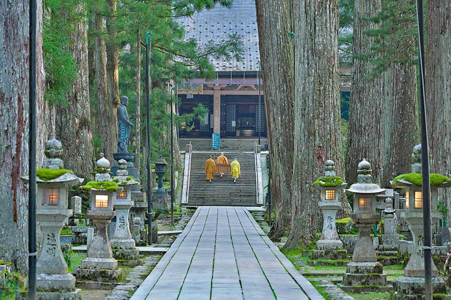 高野山の奥之院を歩く僧侶（写真はイメージ）【写真：PIXTA】