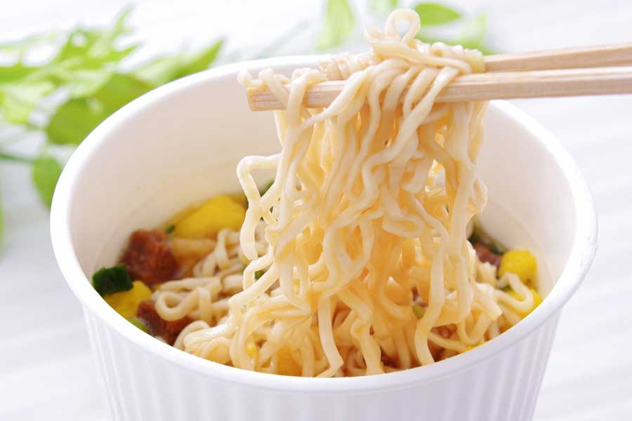 手早く食事を済ませたいときに便利なカップ麺（写真はイメージ）【写真：写真AC】