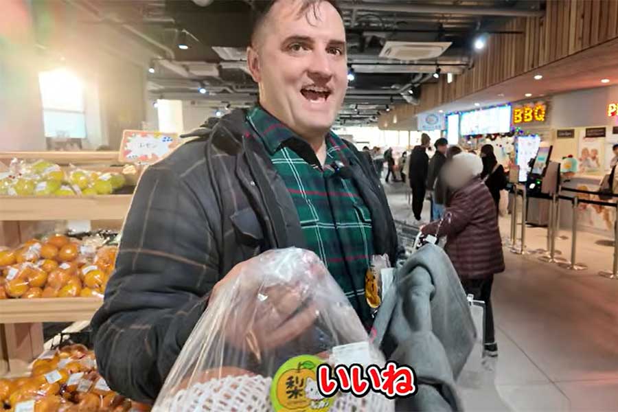 日本の道の駅に感激【出典：YouTube「Jason Ray ジェイソンレイ」よりスクリーンショット】