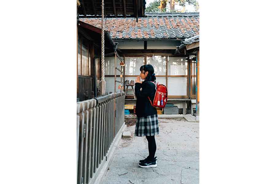 娘さんの卒業式当日、近所の神社で撮影した一枚【写真提供：はら かずあき（@KBotchan）さん】