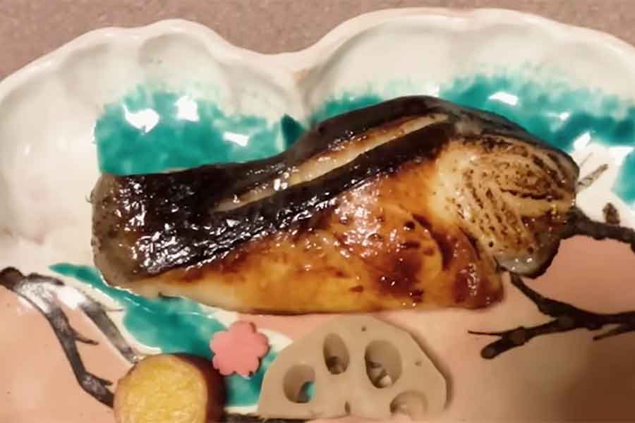 銀ダラの西京焼きに感動【出典：YouTube「日本食冒険記Tokyo Food Adventures」よりスクリーンショット】