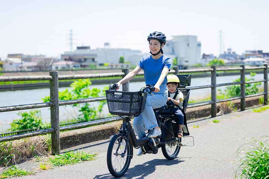 自転車に乗る際、ヘルメットの着用が努力義務化されている(写真はイメージ)【写真:PIXTA】