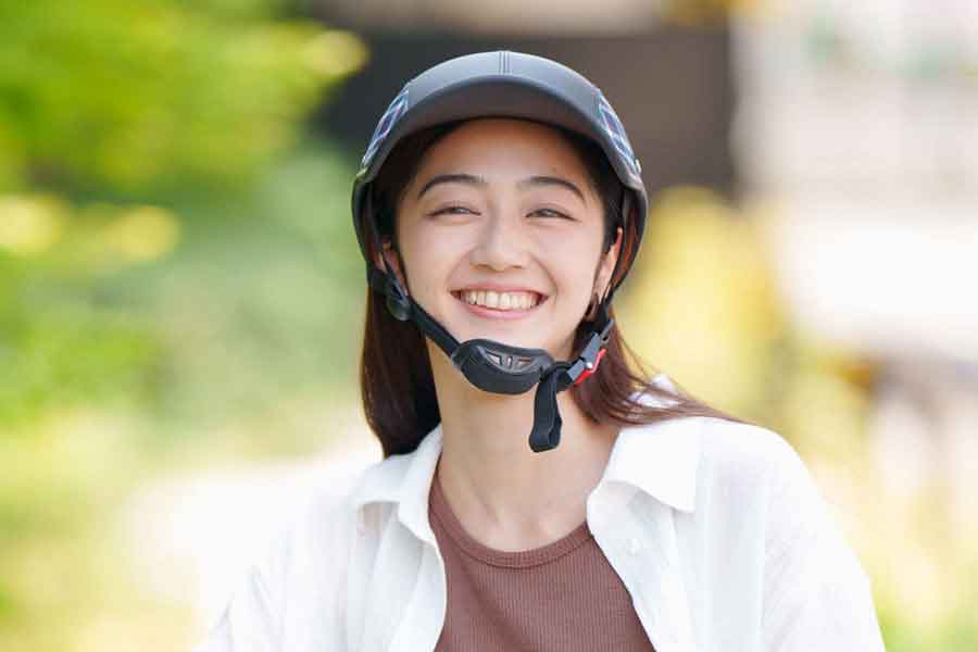 アゴ受けが付いたヘルメットはNG（写真はイメージ）【写真：写真AC】