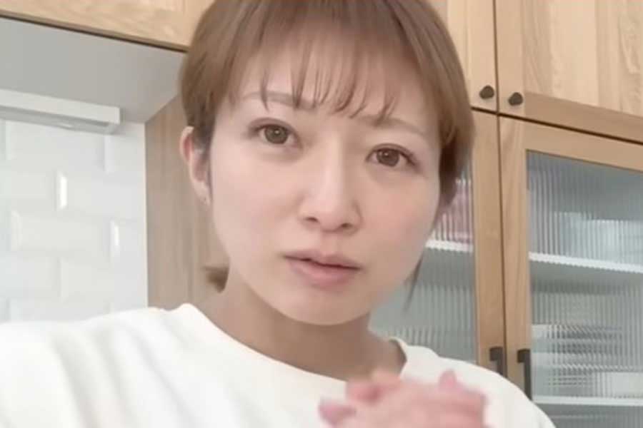 お弁当を作るため、キッチンに立つ辻希美さん【出典：YouTube「辻ちゃんネル」よりスクリーンショット】