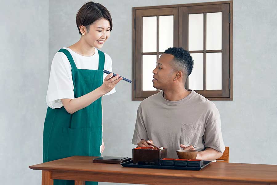 翻訳アプリのおかげで言葉の壁を感じなかった（写真はイメージ）【写真：写真PIXTA】