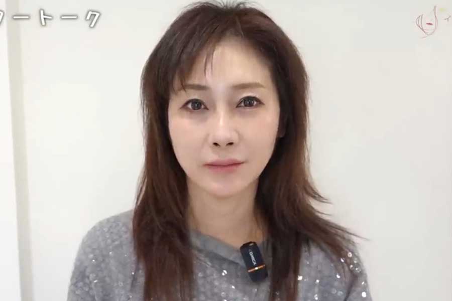 髪全体が細かく縮れて広がり、深刻なダメージを負った変身前の女性【出典：YouTube「イメチェンチャンネル SENJYU内田航」よりスクリーンショット】