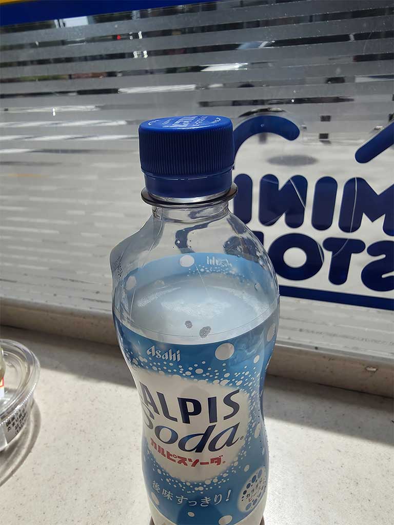 カルピスを炭酸水で割った乳性炭酸飲料「カルピスソーダ」【写真提供：ミッケル】