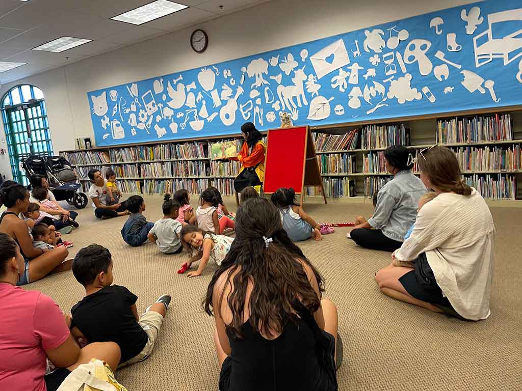 図書館で開催されるストーリータイムの様子。小さな子でも、自分の意見を述べるのが上手で驚かされる【写真：i-know】