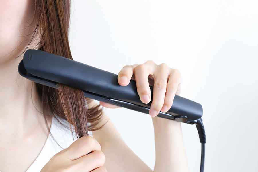 ヘアアイロンの使用は、故障につながる可能性も（写真はイメージ）【写真：写真AC】