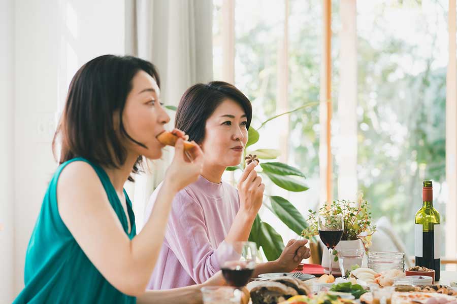 楽しい会食中に、周囲の咀嚼音が気になってしまったら(写真はイメージ)【写真:PIXTA】