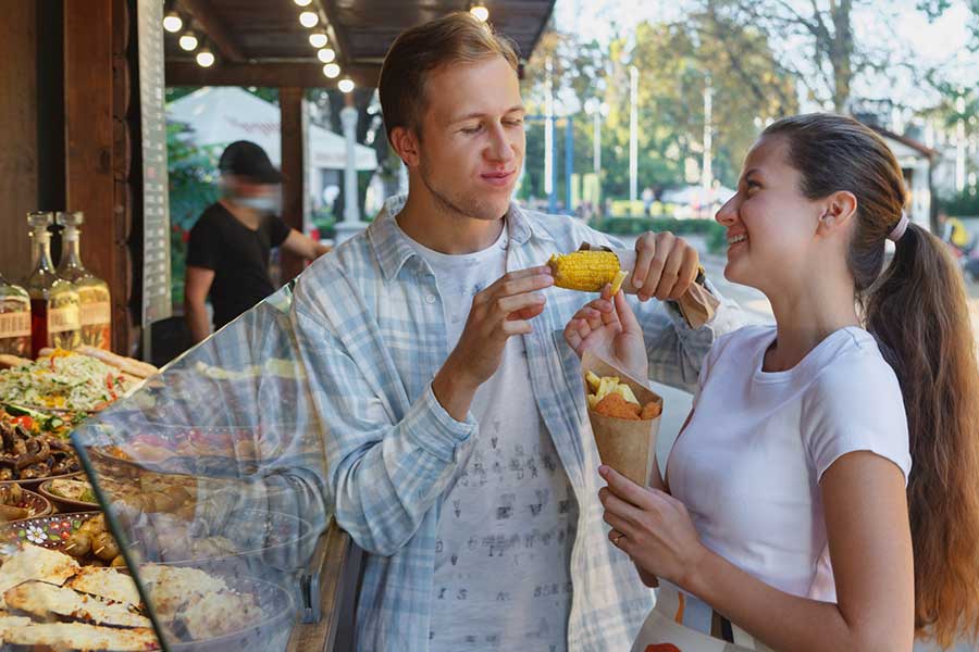 フランスにおいて食べ歩きはごく一般的（写真はイメージ）【写真：写真AC】