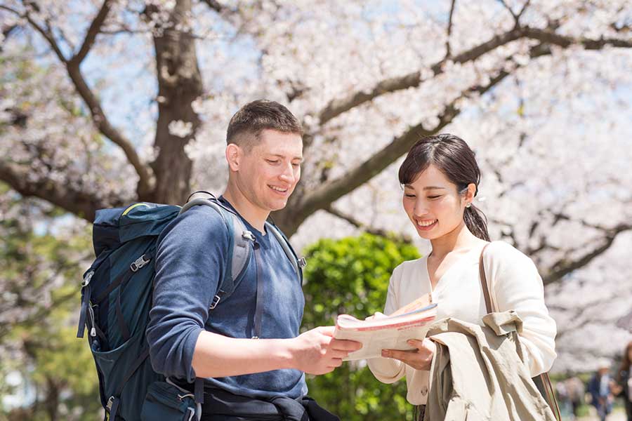 言葉がわからなくても丁寧に対応する日本人（写真はイメージ）【写真：PIXTA】