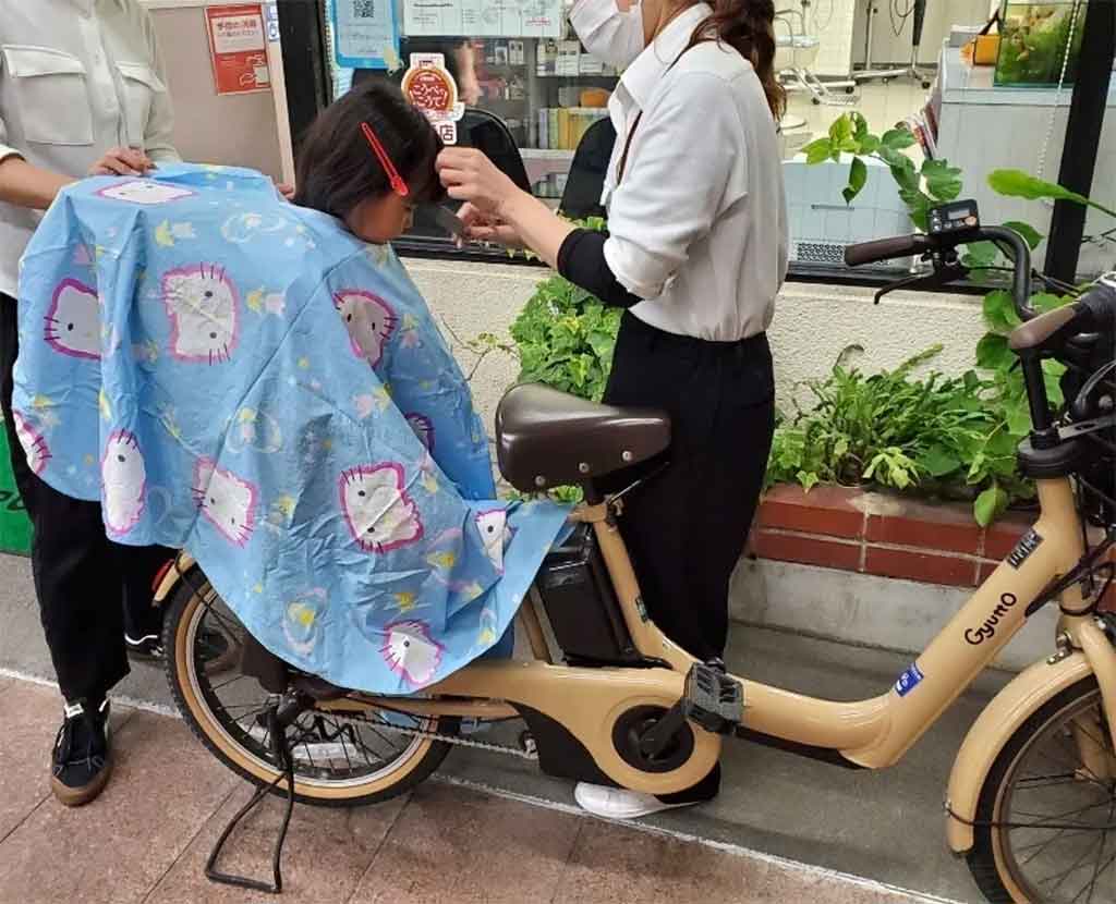 店の外で対応してくれた美容師さん【写真提供:EMI( emirio.2.0)さん】