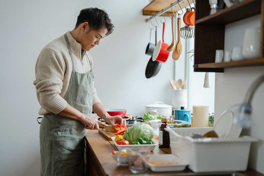料理をする男性（写真はイメージ）【写真：PIXTA】