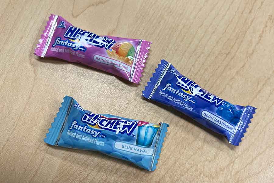 各国の学生が手を伸ばしたハイチュウ【写真：Yo】