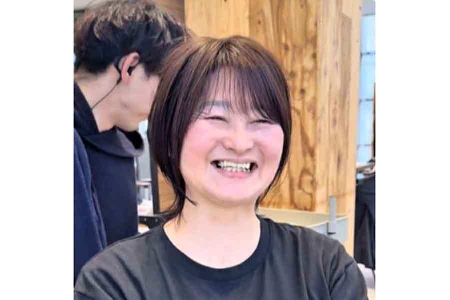 仕上がりに笑みがこぼれる女性【出典：TikTok（view_sho_）よりスクリーンショット】