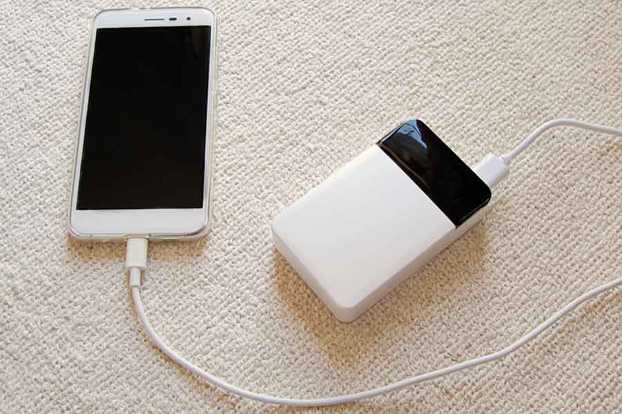 スマートフォンやモバイルバッテリーへの内蔵など、いまや生活に欠かせない存在のリチウムイオン電池（写真はイメージ）【写真：写真AC】