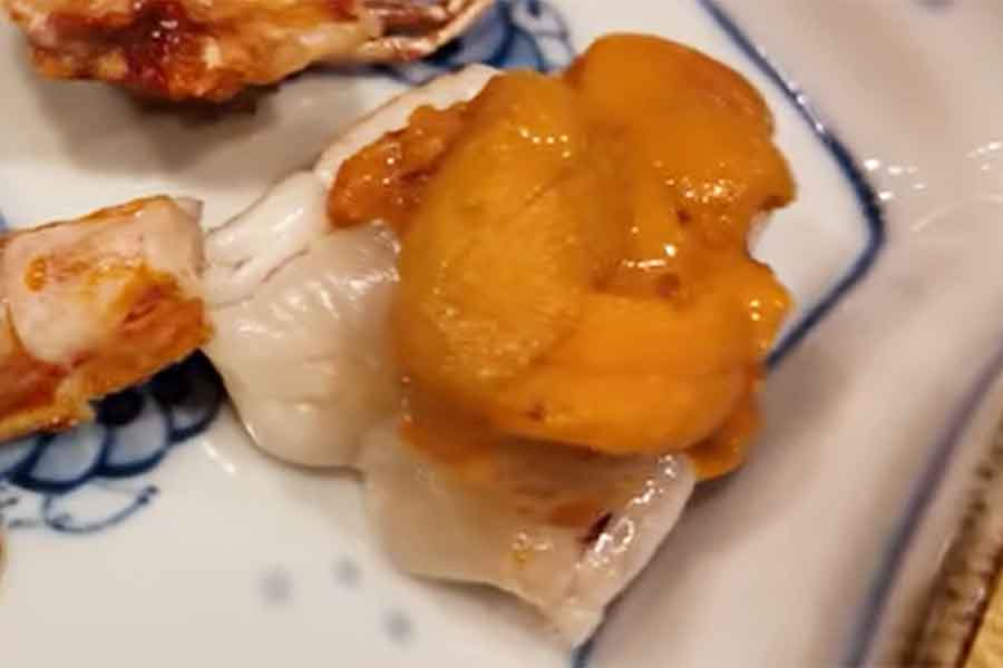 日本のウニを食べて感激【出典：YouTube「Bebechan - 日本のフランス人」よりスクリーンショット】