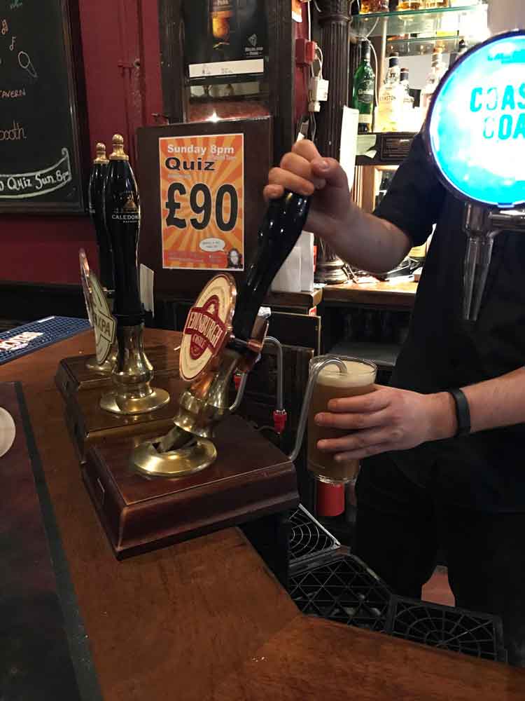 パブでビールを2、3杯飲むだけで済ませるランチのこと（写真はイメージ）【写真：PIXTA】