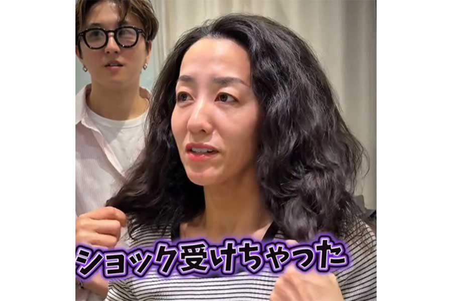 施術前の女性【出典:TikTok(hi_kuntoisho)よりスクリーンショット】