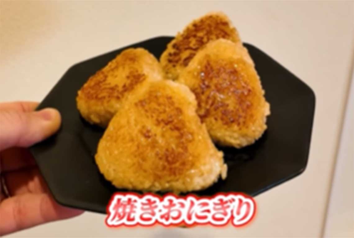 焦げ目がおいしそうな焼きおにぎり【出典：インスタグラム（bebechan_france）よりスクリーンショット】