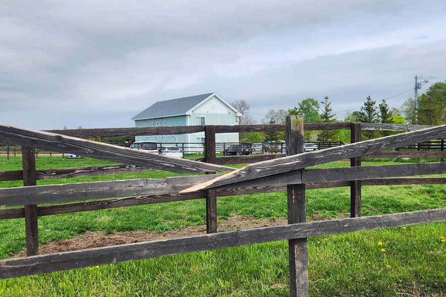 破壊された牧柵【写真提供：Yogiboヴェルサイユリゾートファーム（@Versailles_Farm）】