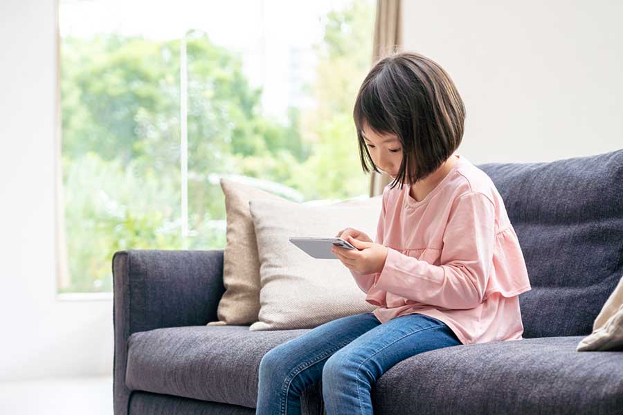 スマートフォンの長時間利用で成長にも影響が…（写真はイメージ）【写真：PIXTA】