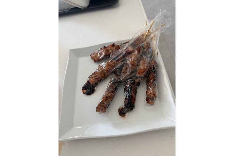 母から受け取った“ホラーすぎる”焼き鳥【写真提供:大垣ネイルサロン/フィルイン専門店/ジェルネイル/派手ネイル/スカルプネイル/マツエク/まつげパーマ(nailsalonr9)さん】