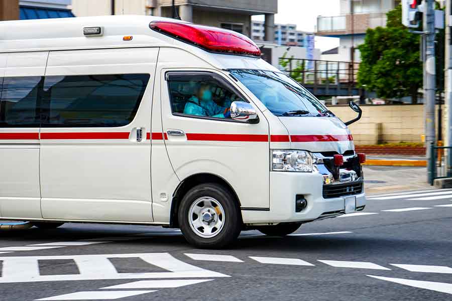 救急車で現場に向かう隊員(写真はイメージ)【写真:写真AC】