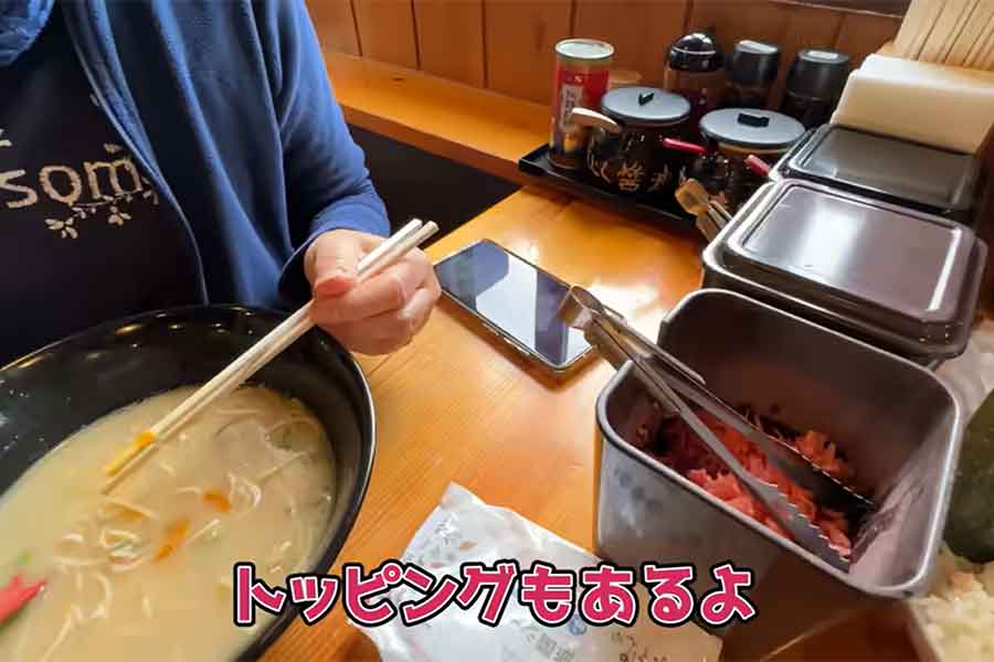 初めての豚骨ラーメンと、卓上の無料トッピングに驚き【出典：YouTube「LTブログ」よりスクリーンショット】