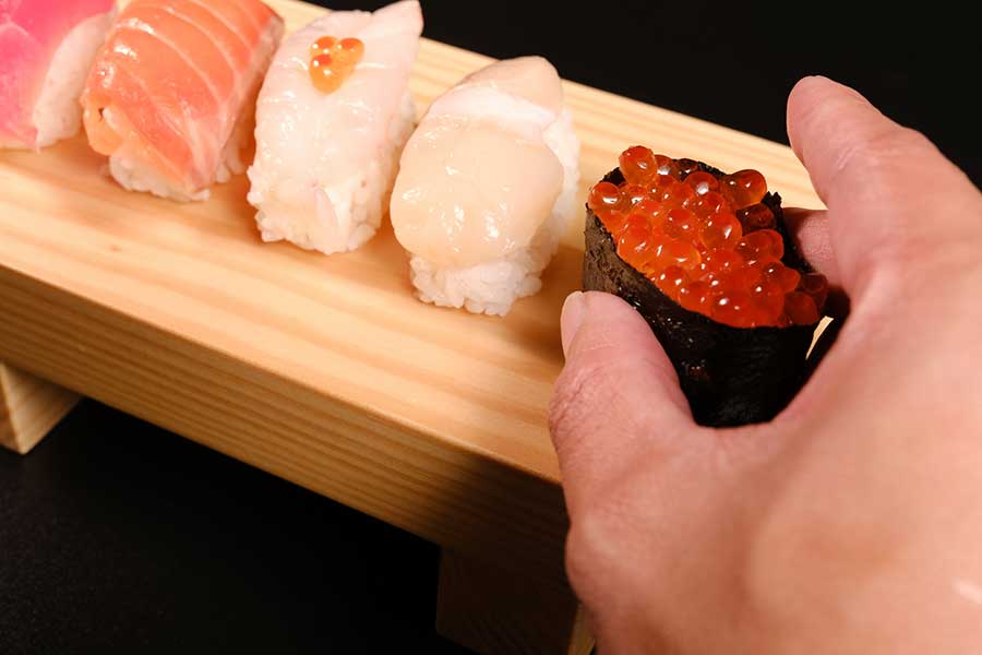 寿司は手で食べていいと聞いて驚き（写真はイメージ）【写真：写真AC】