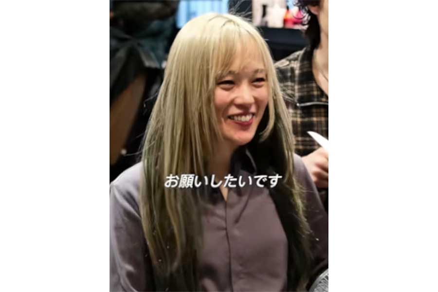 色落ちしたロングヘアをばっさりカットしにきた女性【出典：YouTube「高橋 香汰（takahashi kota）」よりスクリーンショット】