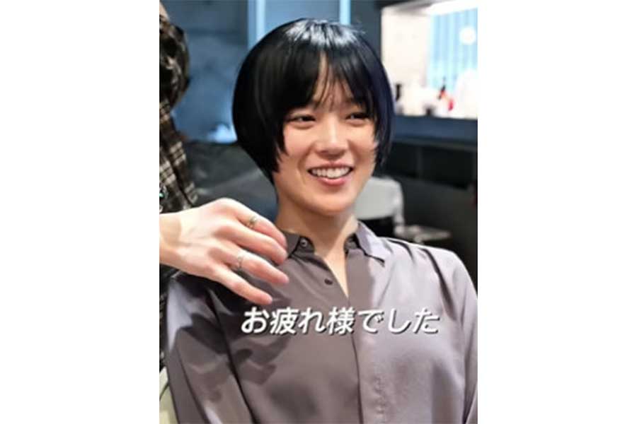暗い髪色とシャープな髪型でかっこよく変身した女性【出典：YouTube「高橋 香汰（takahashi kota）」よりスクリーンショット】
