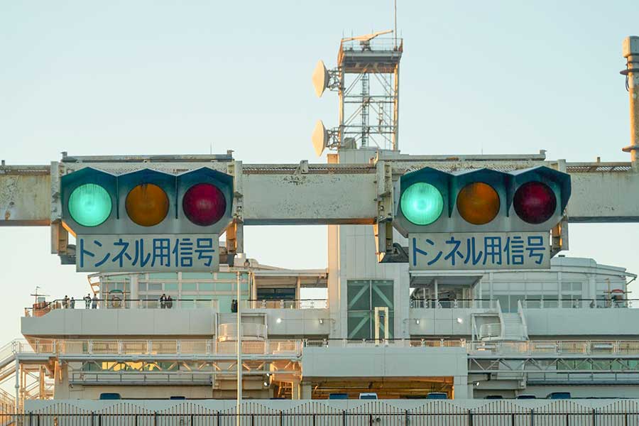 トンネル上部に設置されている信号機【写真：PIXTA】