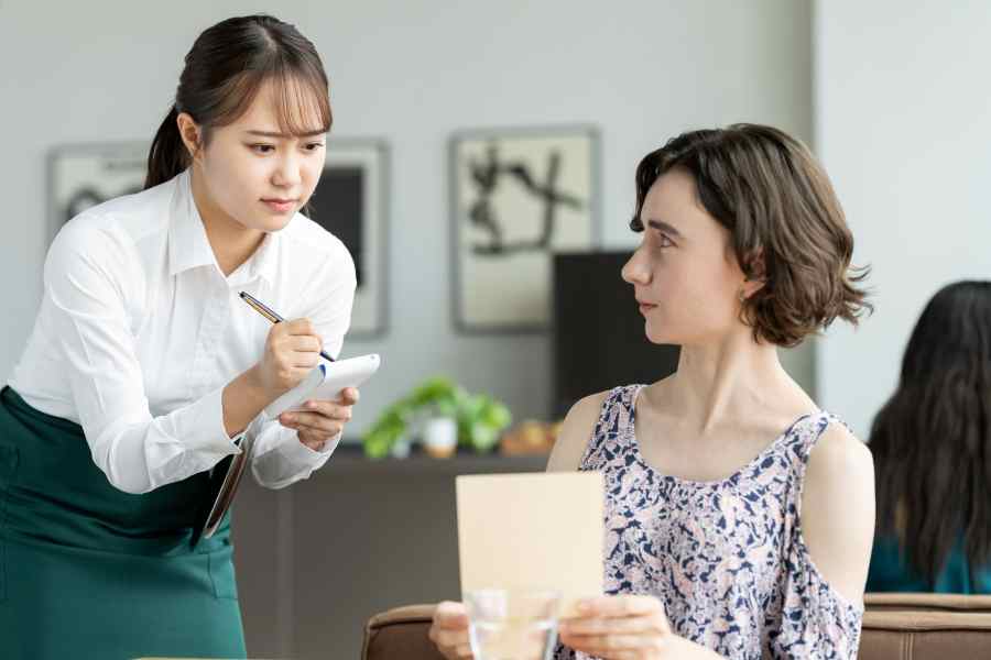 日本人は英語が通じにくく、少し壁もあるように感じた（写真はイメージ）【写真：PIXTA】