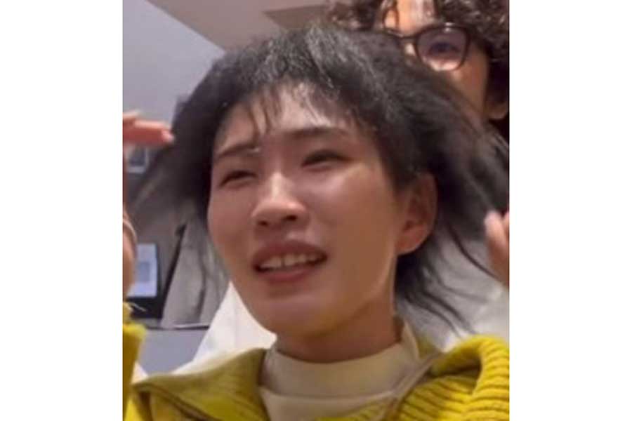 チリチリの癖毛に悩んでいた2年前【出典：インスタグラム（toru_curly_hair）よりスクリーンショット】