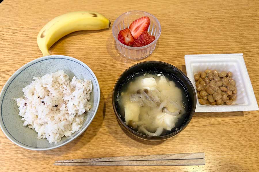 ごはんやみそ汁といった朝食内容に衝撃【写真：Yo】