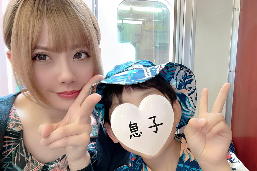 投稿者さんと8歳の息子さんのツーショット【写真提供：野に咲く 花（@Hana_Koi_01）さん】