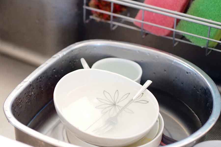 使った食器を、つけ置きしたまま放置(写真はイメージ)【写真:写真AC】