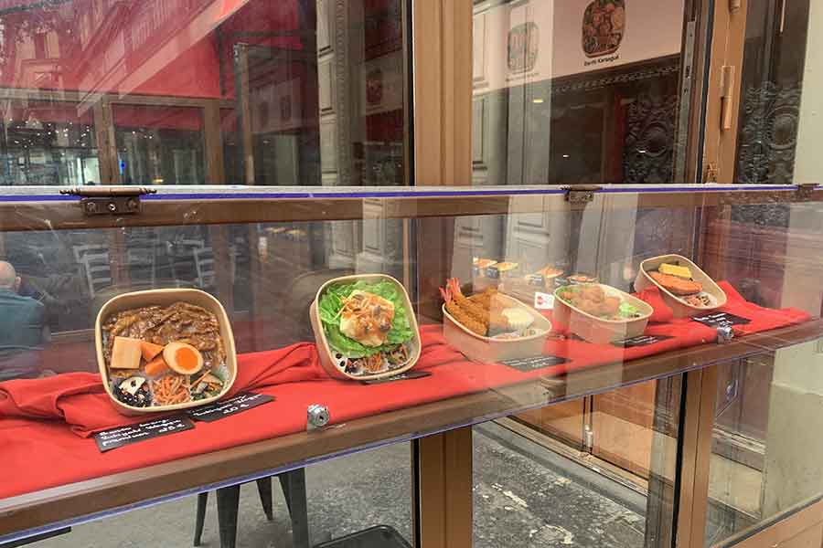 店頭には日本らしい食品サンプルも【写真:Hint-Pot編集部】
