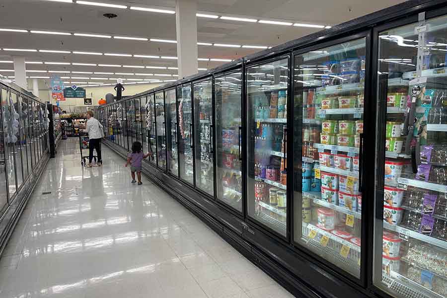 右側の冷凍コーナーすべてが、アイスクリーム。種類が多すぎて、どれを買うか迷う【写真:i-know】