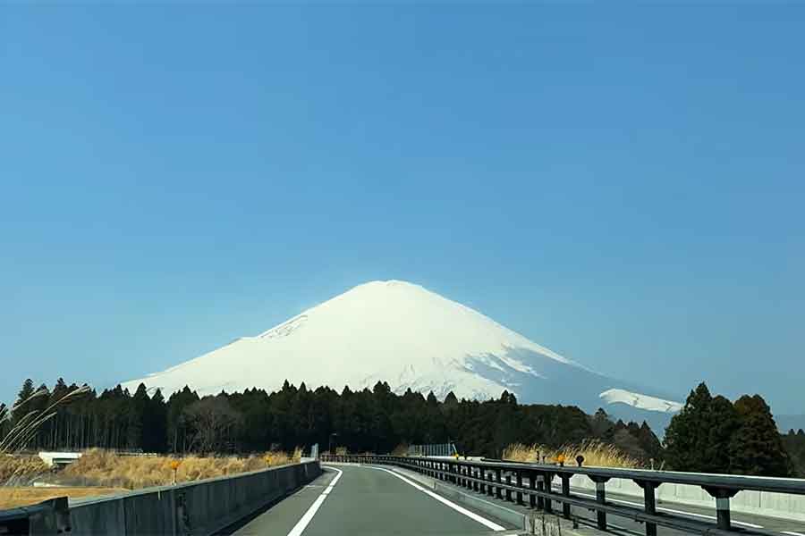 富士山まで続くきれいに舗装された道路に驚き【出典：YouTube「Ori＆Kaito」よりスクリーンショット】