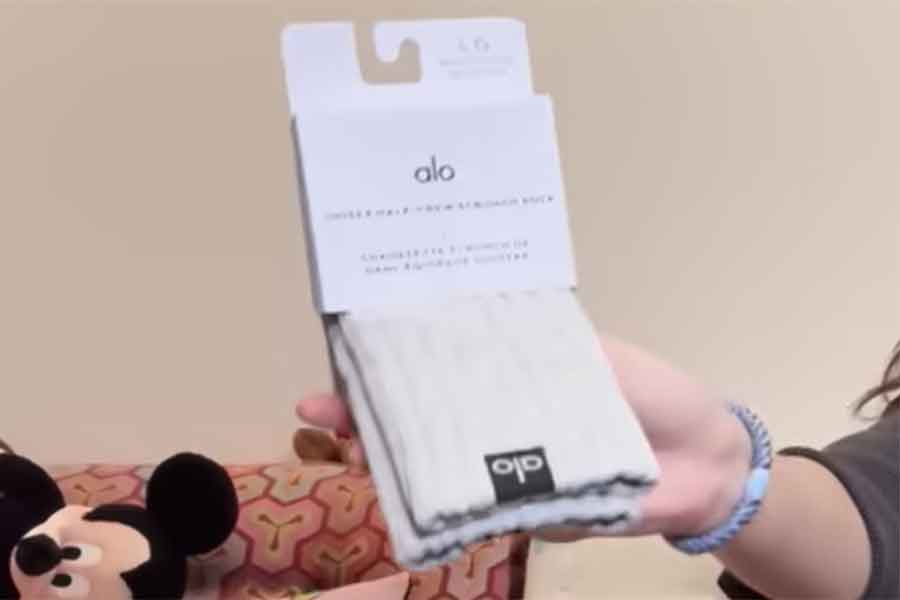 仲さんが以前から気に入っているという「Alo」の靴下【出典：YouTube「仲里依紗です。」よりスクリーンショット】
