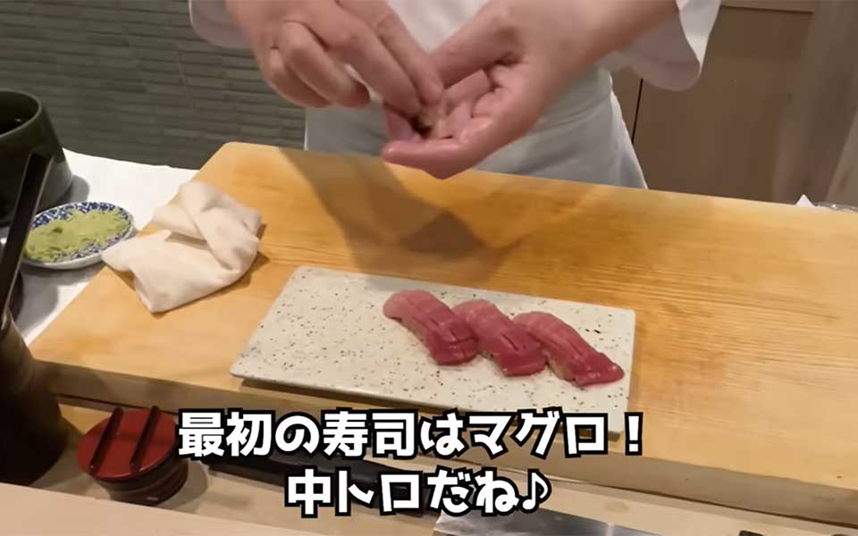 何が提供されるかはすべて板前に委ねる“おまかせ”スタイルに感動【出典：YouTube「日本食冒険記Tokyo Food Adventures」よりスクリーンショット】