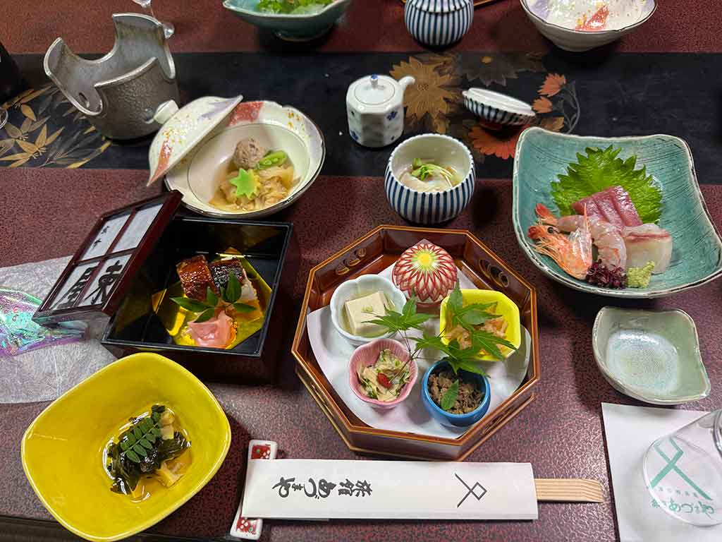 品数豊富な旅館の食事に感動【写真提供：ジョージナ】