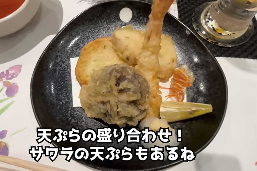 天ぷらに感激【出典：YouTube「日本食冒険記Tokyo Food Adventures」よりスクリーンショット】