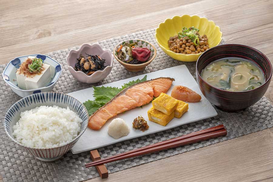 旅館の朝食のボリュームに驚き（写真はイメージ）【写真：写真AC】