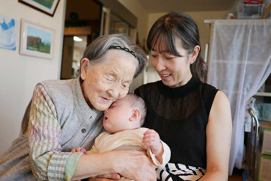 年の差100歳のひ孫と対面【写真提供：LA在住セレブコーチ ヨーコ（yoko_healthcoach）さん】